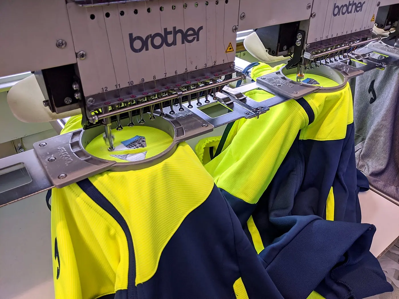 Chaquetas de alta visibilidad bordándose en máquina