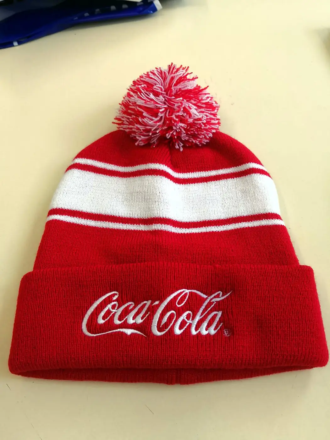Gorro de punto rojo con logotipo bordado