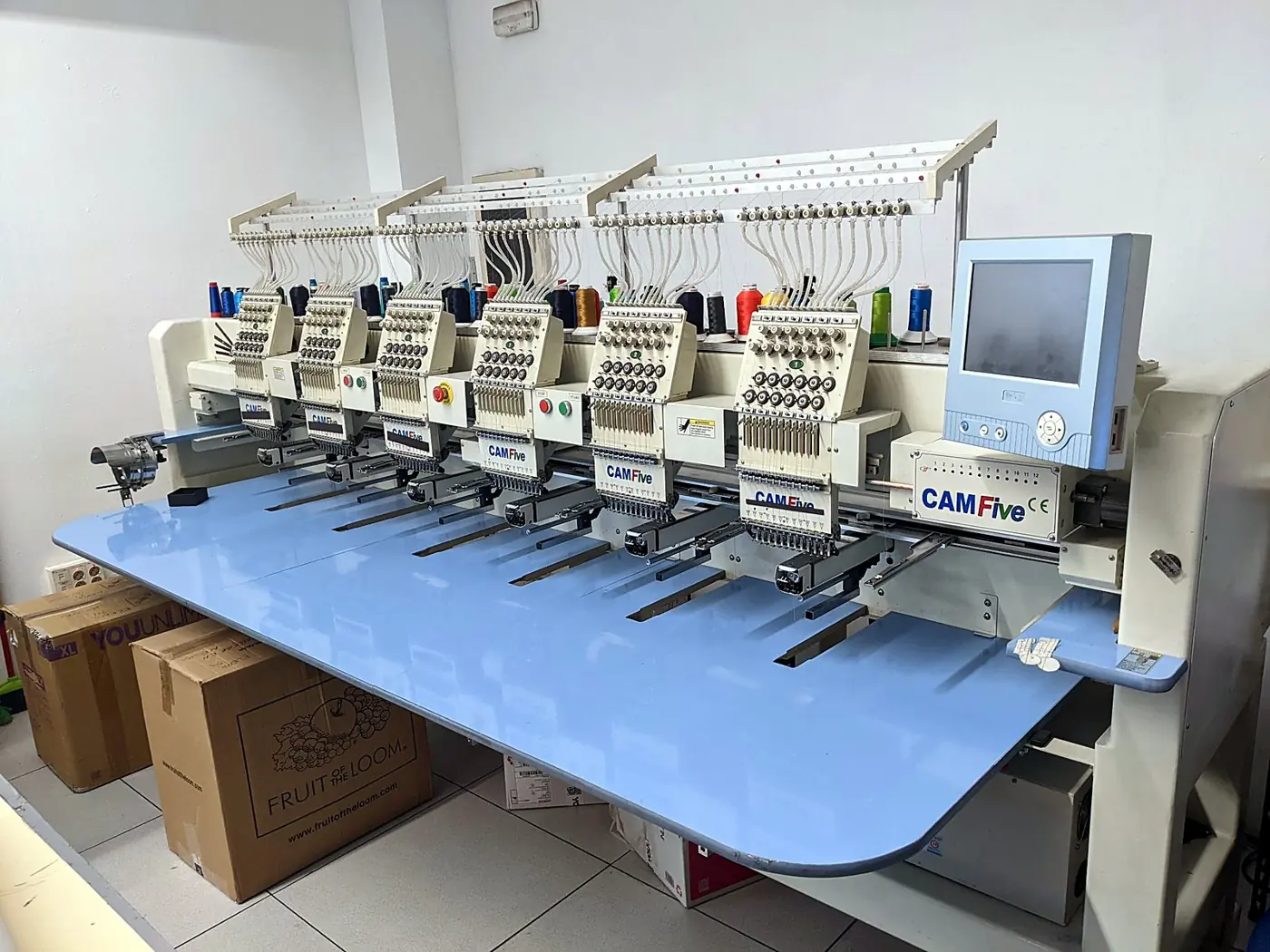 Máquina de bordar industrial de seis cabezales en el taller
